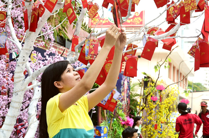 Image of a Vietnamese lady preparing for Tet