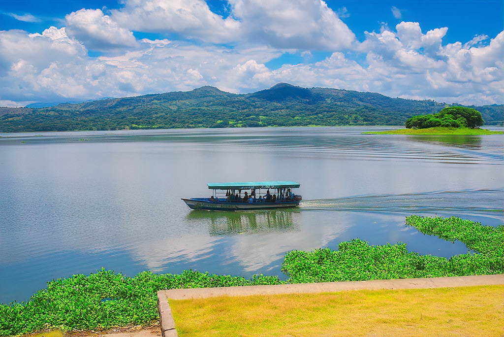 Cruise on the Suchitlan Lake