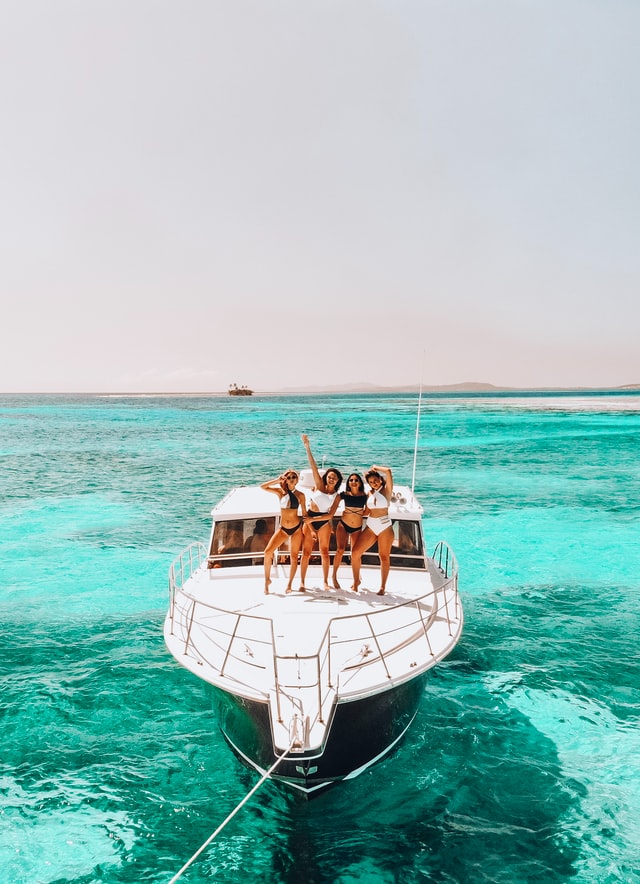 Cruise the turquoise waters to Cayos Cochinos