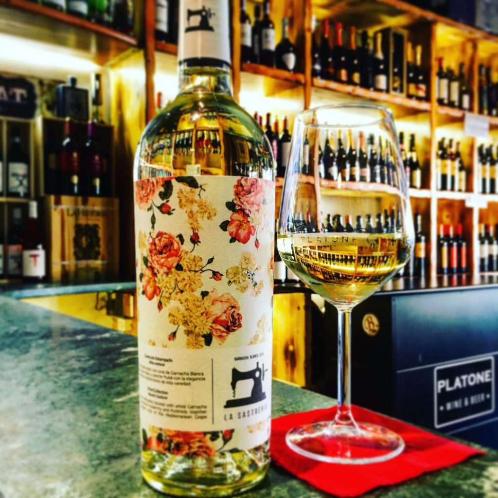 A bottle and glass of garnacha blanca