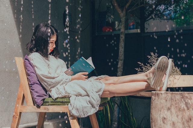 Woman reading in a cafe