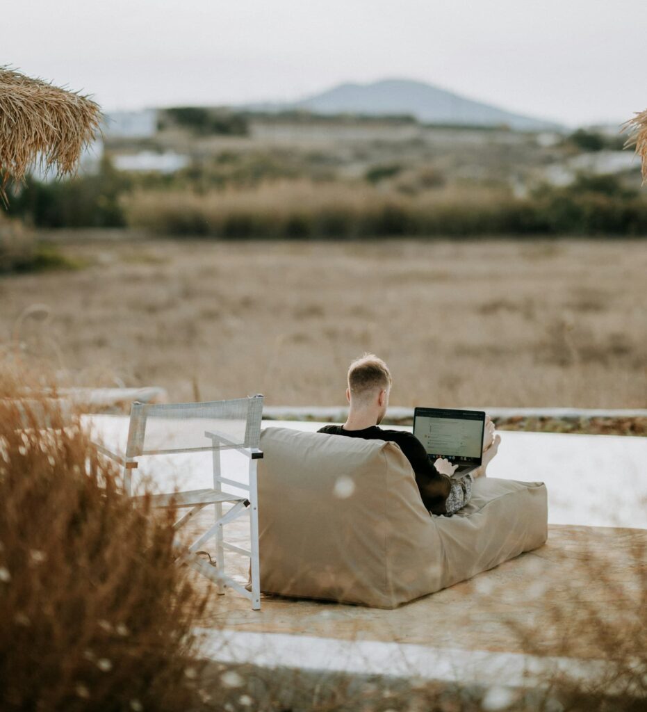 Digital nomad - get paid to travel