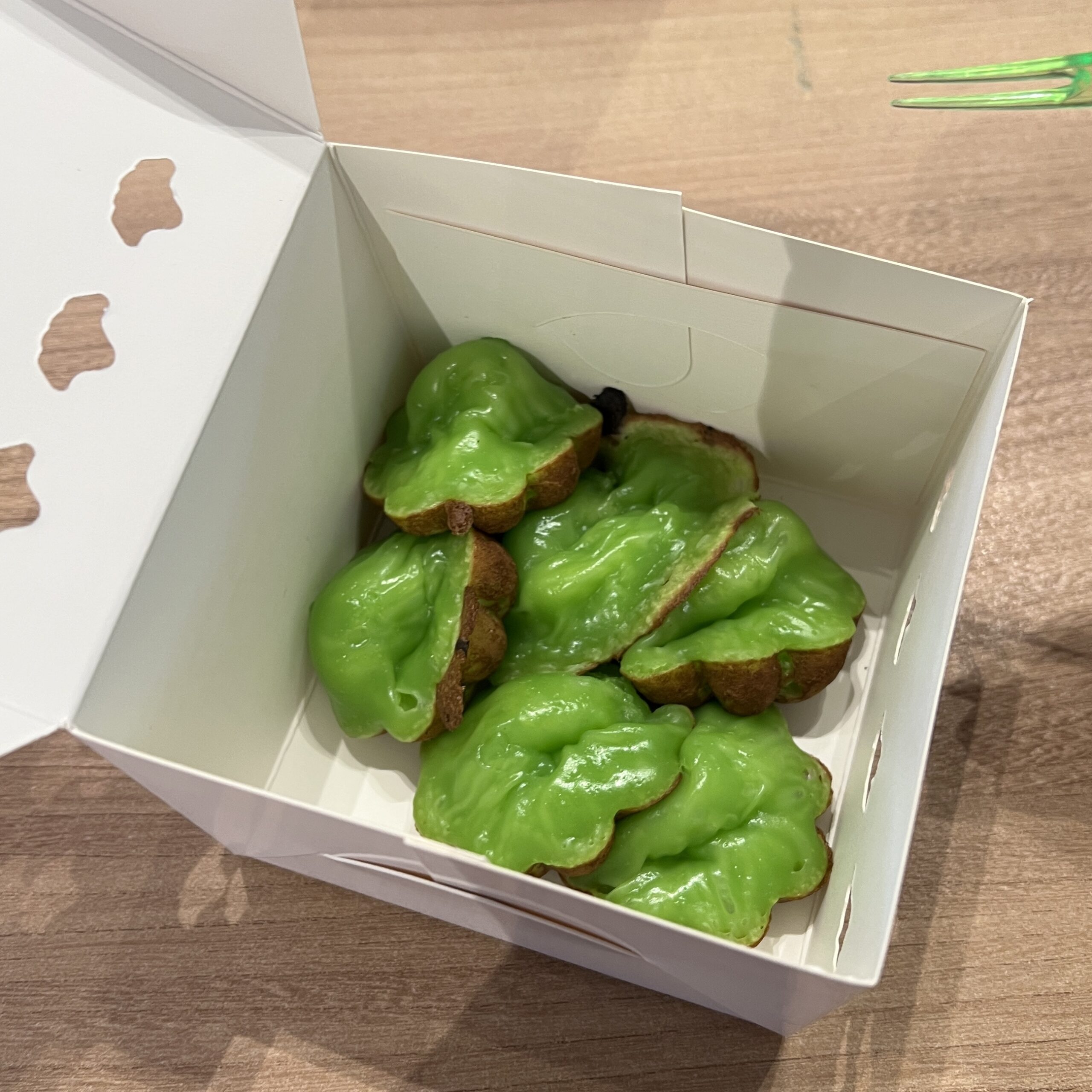 Mini flower pancakes (kanom kroc bai tuey)